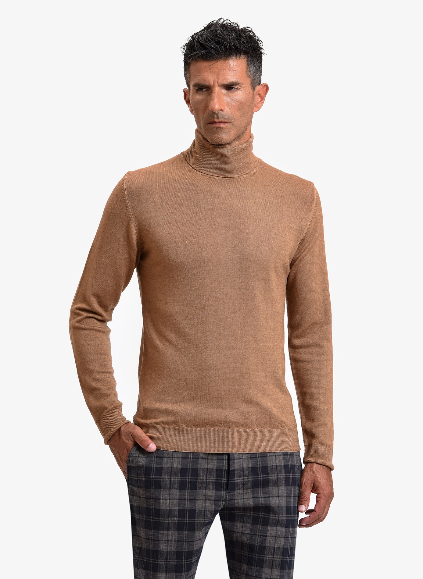 Maglia uomo John Barritt vestibilita slim, dolcevita, filato in lana merino  tinto in capo, colore rosso mattone. Composizione 100% lana. Cammello